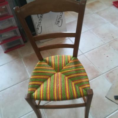 chaise paille polychrome (couleur)